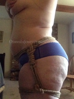 onesubsjourney:  I did a gunslinger hip harness tie on myself!   The wrap around the long part doesn’t go all the way down since my thighs and tummy are well endowed, but it’s okay!   I still think I did an awesome job! 💜