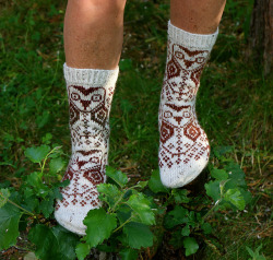 stitcherywitchery:  Ulula – a free pattern for a pair of knit owly socks by  Kate Fredriksen.  Instructions available in Norwegian.  