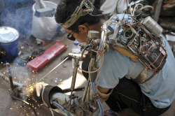 techfutures:  Indonesian mechanic welds with a “robotic” arm he built for himself after he became partially paralyzed. http://foto.metrotvnews.com/view/2016/01/22/472963/tawan-si-manusia-lengan-robot 