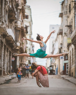boredpanda:    Ballet Dancers Practicing On The Streets Of Cuba   