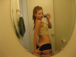 Sexy teen stripper from Birmingham shows her ass in this mirror selfie.