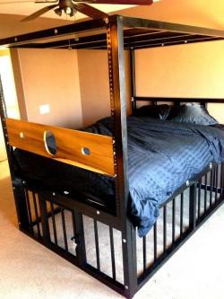 rape&ndash;princess:  PAPA.  most amazing bed I&rsquo;ve ever seen