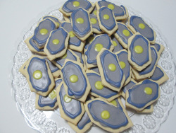 autobrobot:  So, hm…….. I tried to make cookies that resemble Shocks’ face, but they actually came out all derpy and wonky. I tried though, a therefore no one can say anything! Also, shut up Shockwave, what you know about cookies?? 