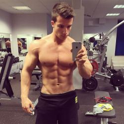 sexy-lads:  Tim Gabel making selfie with iPhone in gym 