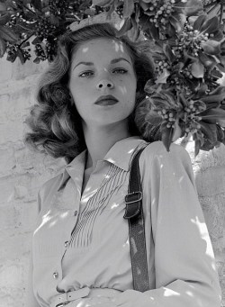 gatabella:Lauren Bacall, 1945