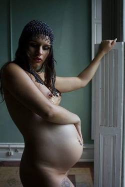 ashlynnmodel:  Big baby belly by Angela Rough 