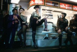 blueblackdream:Carrie Fisher and others on the set of Blade Runner, 1982 (dir. Ridley Scott)