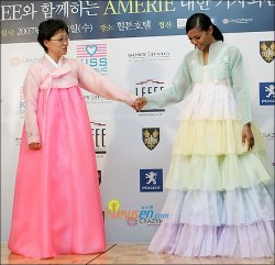 wifigirl2080:  jenne-saisquoi:  black-kpop-fans:  Amerie and her mother in Hanboks ^^   😍😍😍😍😍  So cute! 