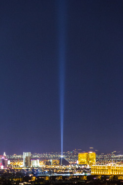 tyrphoto:  12 Miles as the Crow Flies   The Luxor at 304mm       L A S  V E G A S    