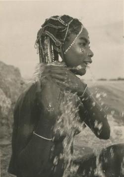 manufactoriel:  Haute Volta, Niger… Femmes Bambara, jeunes filles, c. 1910-1930 3 tirages argentiques d’époque, monté sur carton (1) 23,4 x 18,5 cm et inf. 