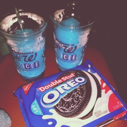 The makings of a great movie night n.n #movienight #walgreens #oreo #icee #house #couples @matheusjsr
