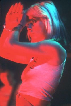 vaticanrust:  Debbie Harry performing with Blondie in Los Angeles, California, 1977.  Photo by Suzan Carson. 