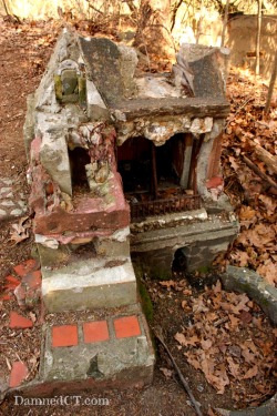 Little People Village The legend of Little People Village varies slightly. Some say that years ago a man started to hear the voices of fairies and at their urging built the little people a series of houses and a throne in the woods. Others claim that