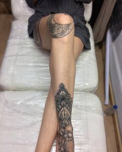 #tattoo #tatuaje #tatu #tatus #tatuajes #tattoos #ink #inklove #pierna #leg #mandala #colores #naranja #blanco #negro #sombras #venezuela #colombia #lara #barquisimeto #geometric #geometrico #blackwork