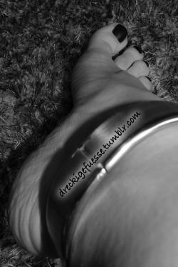 dreckigefuesse: Heavy ankle cuffs and dark nail polish straight out of shoes, so they are quite sweaty. Especially in winter season shoes are required from time to time, and you like the sweaty feet, don’t you? 😏