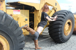 SweetLillyMarie posing sexy with the heavy equipment.