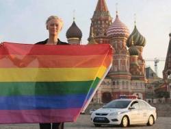  Tilda Swinton risked arrest waving a rainbow flag in front of the Kremlin in violation of Russia’s new homosexual propaganda bill. And she wants everyone who can to reblog it in solidarity. Guys please reblog this. It’s important that we stand in