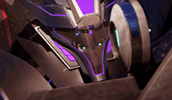 clocktimustime:  optronixes:  #I like how you can see in the reflection that optimus leans in with interest like ???, #and then he just squints like o you little shiT (via tricotron)   Soundwave the Troll is superior
