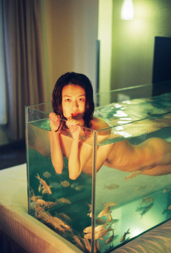 ohthentic:gebeine: mekmilli:  maryjopeace:  REN HANG | CHASSEUR MAGAZINE | JUNE 2014 http://chasseurmagazine.com/2014/06/04/chasseur-interviews-photographer-ren-hang/  Why this bitxh in a fish tank  cuz tilapia fish   Oh
