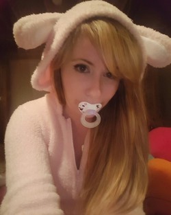 littlemisspixels:  Was feeling all cute and cuddly last night before bed :3 🐰