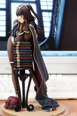 tinycartridge:  Hey, that Tharja figure turned out pretty nice! This is the first time I’ve seen Max Factory’s figure for the Fire Emblem: Awakening character colored, and this looks great! The sculpting on the cape, in particular, appears masterfully