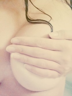 princess-showit:  Shower boob. 💋💋