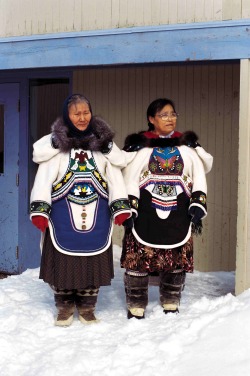 nativeamericannews: Tudjaat Tudjaat are Madeleine Allakariallak and Phoebe Atagotaaluk, two Inuit women from Nunavut, Canada who are keeping the ancient tradition of Inuit throat singing alive. Tudjaat got its start when Madelaine, who performed as part