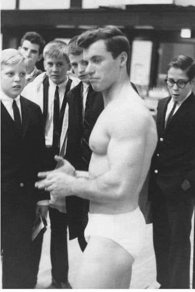 x1randevbprsiq29g4n:passareltemps:Health class at a British boys’ school, c.1960.When every boy in that class realized they were gay. Wish I went to that health class 