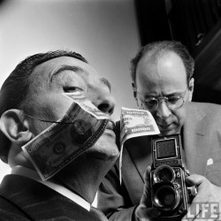 stars-et-shooting:  Yale Joel - Portrait de Philippe Halsman au travail avec Salvador Dali, 1954. 