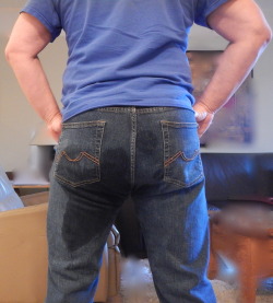 dprbear:  Wore fairly thick cloth diaper to go do some errands, then go to the gym…didn’t make it to the gym; I swear someone poked holes in my waterproof pants!  Ok, off to work out with fresh cloth diaper and dry pants :)  HOT!
