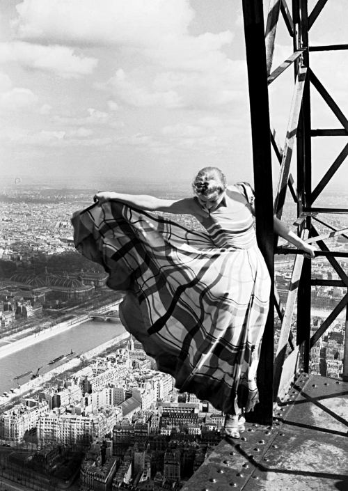 Erwin Blumenfeld - Lisa Fonssagrives on the Eiffel Tower, For Vogue, Paris, 1939.Ne pas avoir le vertige&hellip;