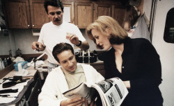 evilnol6:  .David Duchovny and Gillian Anderson during the filming of “The X-Files” 
