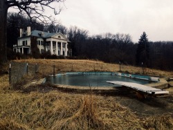 heartless-guttersnipe:  aaestival:Did a bit of lone wolf exploring today because I was in the area and just had to stop by. An abandoned plantation that stole my heart the second I looked at it. god damn what a house