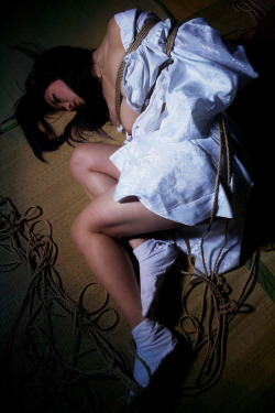 hangknot:  Rope and photo: Julien Lacoma ( Hangknot)Model: Gildedaxphalt