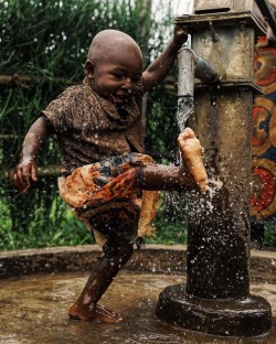 polychelles:Wilson in the water, (Uganda) photographed by Zach Fack
