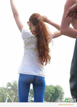 yogapantsgirlz:  Re-blog if you like yoga pants. 