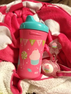 char-char-mander:  babyskittlebug:  allygator814:  New cupcake sippyÂ ! It matches my favorite paci so clearly I HAD to have it :)  OMG cupcakes!! :D So cute!  Daddy i need 