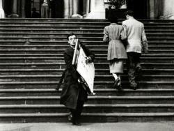 installator:“As Paul Hogan came dashing down the steps of London’s Tate Gallery in 1956 with a £7m Impressionist masterpiece under his arm after coolly unhooking it from its hanging place moments earlier, his picture was taken by a press photographer