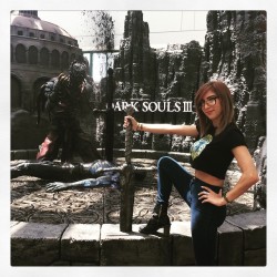 We couldn&rsquo;t decide if this guy killed him and feels victorious or if it&rsquo;s his friend and he&rsquo;s really upset that this guy died&hellip; #E3 #darksoulsIII (at Los Angeles Convention Center)