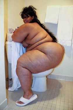 vinny2007:  heavyssbbw:  xxlgirls:  More than a woman. http://bit.ly/1rBdKAb  She’s getting ready to sit her bare rump on my face!!!