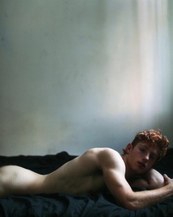 ladnkilt:  THE CALLIPYGIAN (Handsome Butt)…  SYMBOL OF THE MASCULINE MALE!   This Young Redheaded Male And I Have Two Things In Common…  We  Both Have Red Hair, And Freckled Fair Pale White Skin…  Hmmm…  Maybe  Three Things In Common…  Now