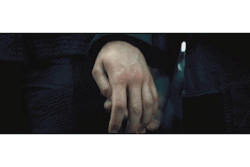 angieleet:  &ldquo; Y entonces ocurre algo peculiar:unos dedos se entrelazan con los mios, y una palma se presiona con mi palma. Tobias, sujetando mi mano.&rdquo; 
