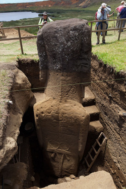 kawaiimon:  frauluther:   EASTER ISLAND HEADS HAVE BODIES http://thewallbreakers.com/easter-island-heads-have-bodies/  Remember when you were a kid, and one of your mean older cousins would bury you in the sand, leaving you trapped with just your head