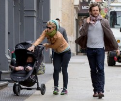 thegestianpoet:  hugh dancy ignores his struggling wife and child in order to look momentarily fabulous  