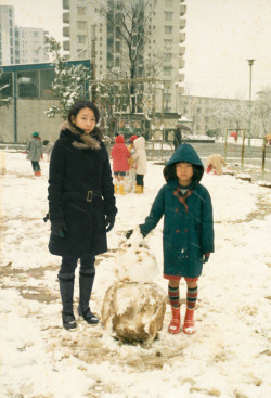  Japanese photographer Chino Otsuka’s took old photos from her childhood and put pictures of her present self in them, creating lovely double self-portraits. 