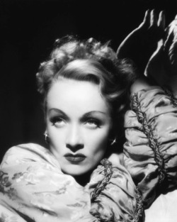 missmarlenedietrich-deactivated:  Marlene Dietrich, late 1930s.  