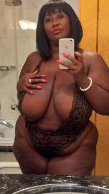 lust4thickness:Somebody’s grandma can get it