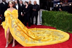 thunderatlas:The only dress that mattered tonight at the Met Gala in NYC was a dress designed by Chinese haute couture designer Guo Pei. While the theme of the night was ‘China: Through the Looking Glass’, Rihanna who obviously knows her shit, was
