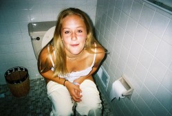 1nobodyknowsme1:  dimitrivegas:  Pooping women      (via TumbleOn)