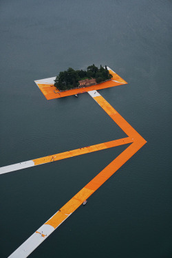 fabforgottennobility:Christo, floating piers, in lake iseo, Italy 